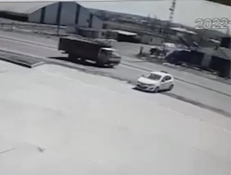 El freni çekilmeyen araç hareket etti, facia ucuz atlatıldı
