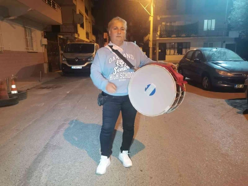 45 yaşındaki ‘Davulcu Abla’ 6 yıldır sahura kaldırıyor
