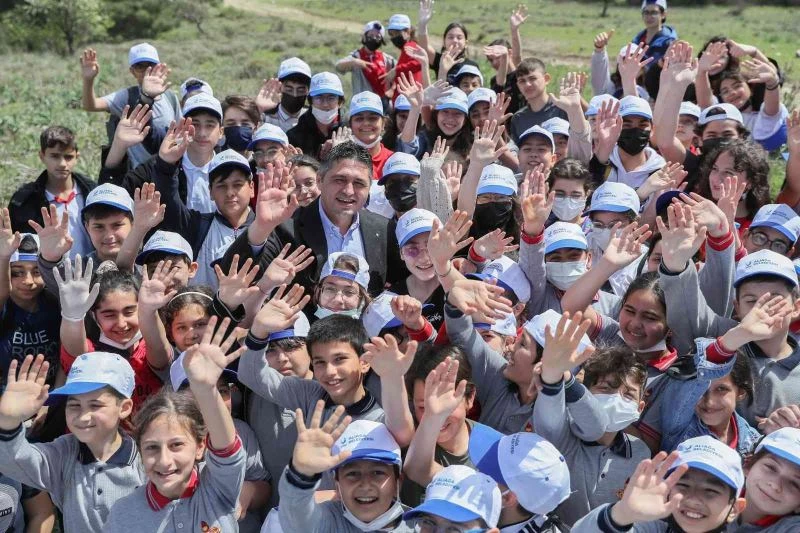 Aliağa’da şenlik havasında temizlik etkinliği
