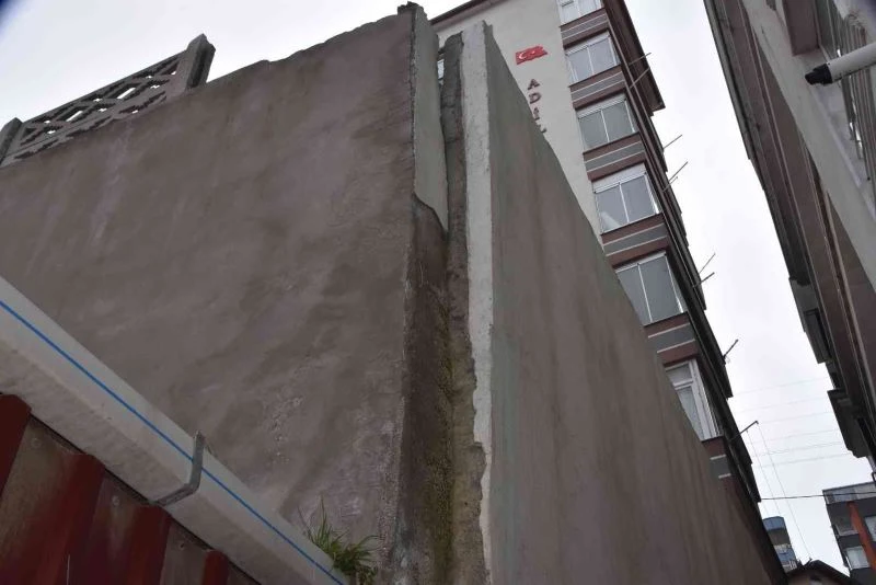 Yıkılmak üzere olan istinat duvarı sahipsiz kalınca belediye müdahale etti
