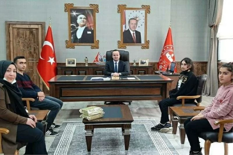 Arslantürk, en çok kitap okuyan öğrencileri tebrik etti
