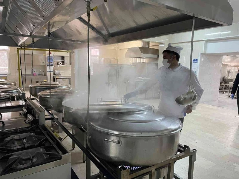 İhtiyaç sahibi ailelerin iftarlıkları dev kazanlarda böyle hazırlanıyor
