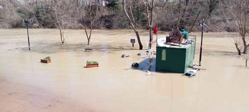 Eriyen kar suları ırmak seviyesini yükseltti
