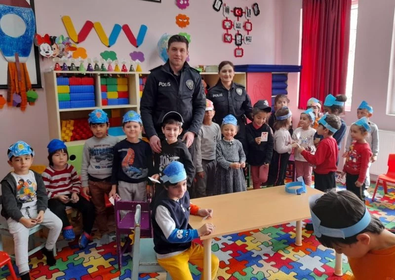 Polisler, minik öğrencilere hediyeler dağıttı
