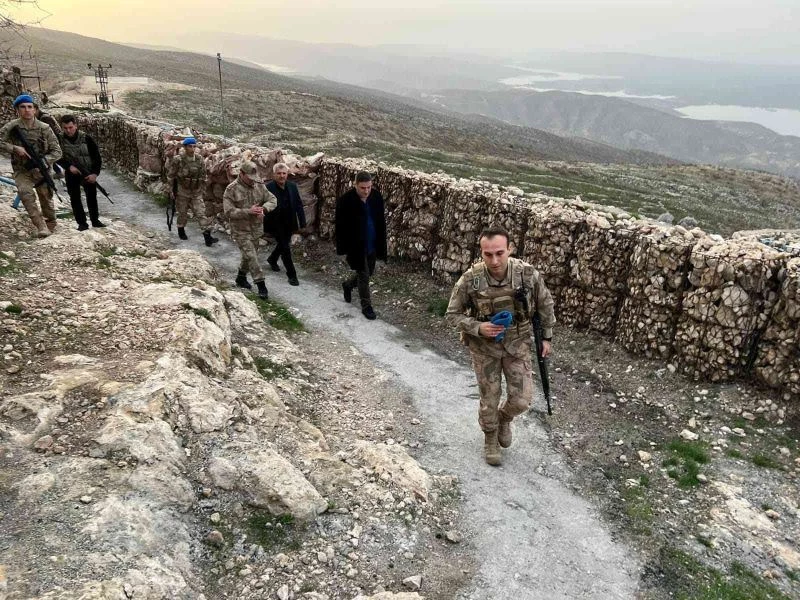 Gercüş Kaymakamı Sinanoğlu, üst bölgesinde askerle iftar açtı
