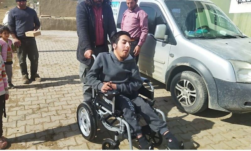 Engelli genç tekerlekli sandalyesine kavuştu
