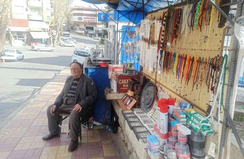 44 yıldır aynı kaldırımda tezgah açıyor
