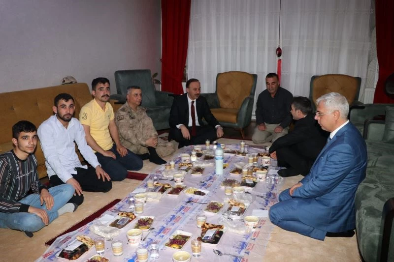 Vali Erin iftarda şehit aileleri ve gazilere misafir oldu
