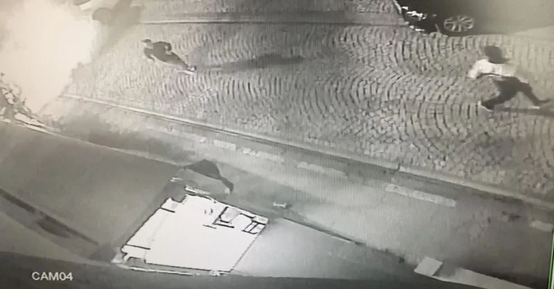 Beşiktaş’ta tarihi binanın çatısı çöktü: Ölümden koşarak kurtuldu
