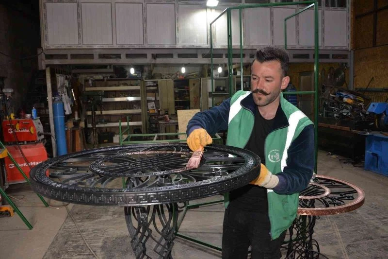 Bozüyük Belediyesi kaynak atölyesinden sanata destek
