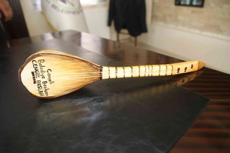 Çiniden 3 telli cura yaptılar
