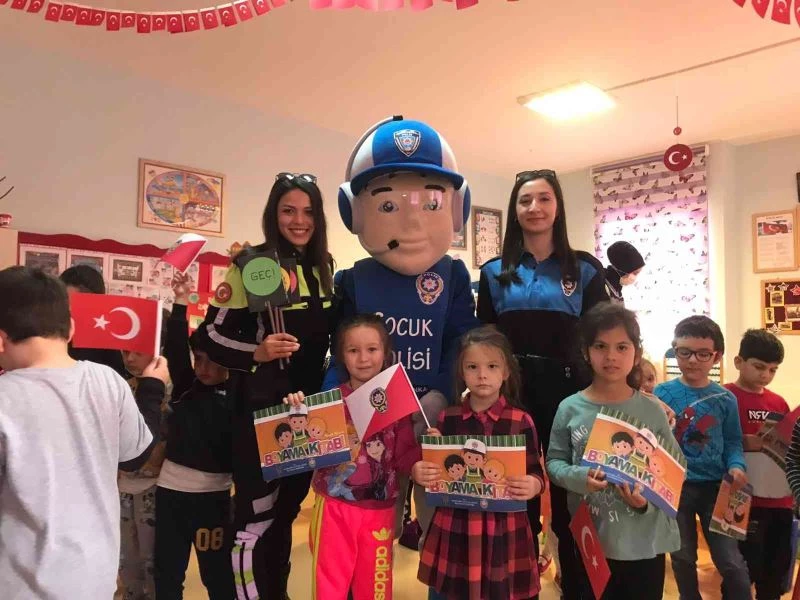 Marmaris’te polisler minik öğrencileri eğlendirdi
