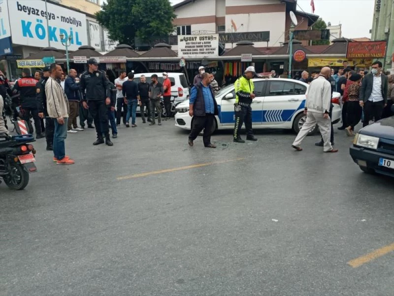 Gözaltına alınan zanlının polis aracının camından kaçmaya çalışması kameraya yansıdı