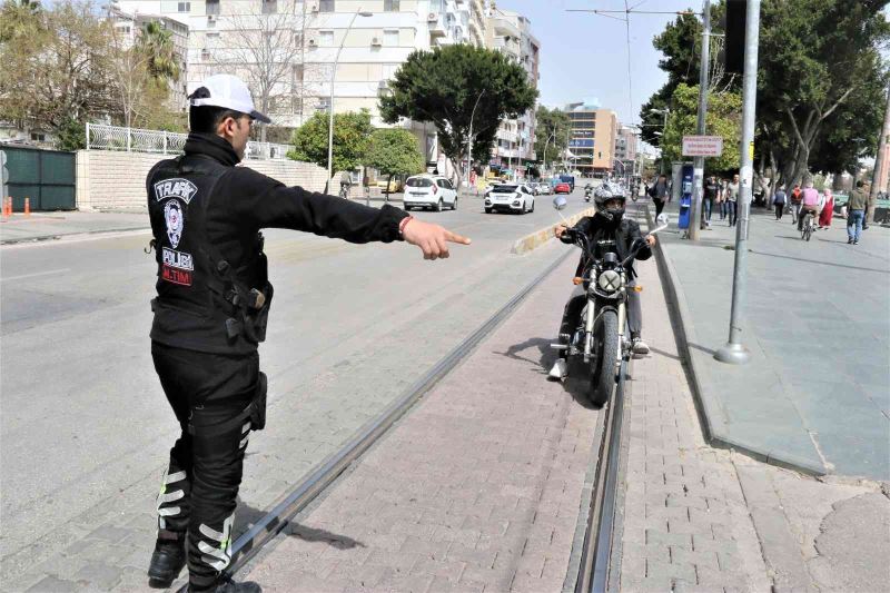 Antalya’da polisin şok denetimine tramvay yolunda yakalanan gencin son pişmanlığı fayda etmedi
