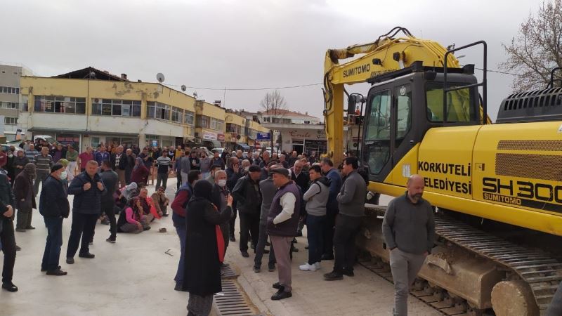 Antalya’da kapalı pazar yerinde yıkım gerginliği
