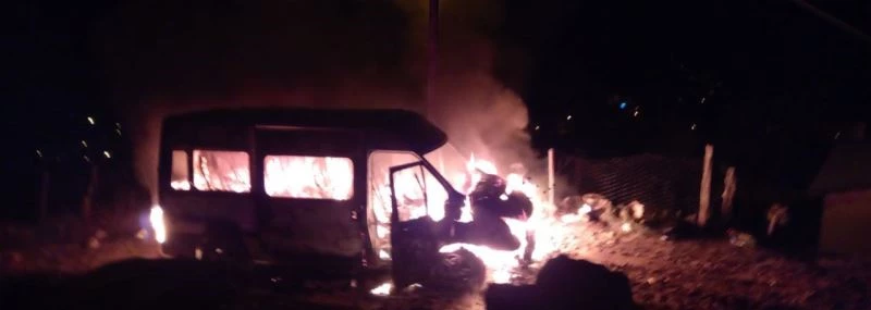 Minibüsünün yanışını gözyaşları ile izledi
