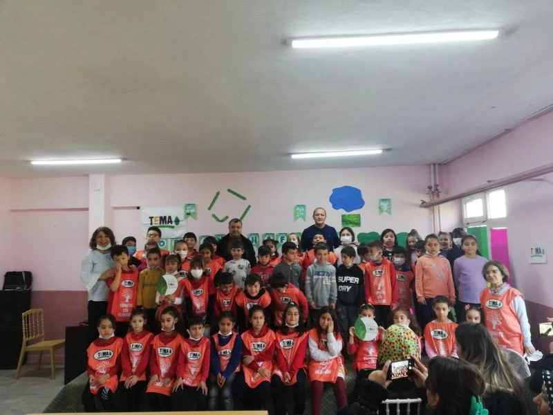 Minik öğrenciler TEMA rozetlerini ve kartlarını aldı
