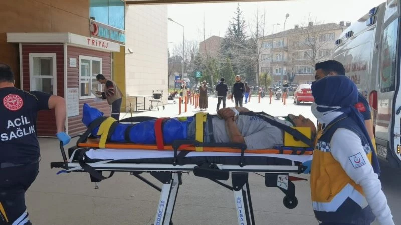 Yıkılan duvarın altında kalan işçi ağır yaralandı
