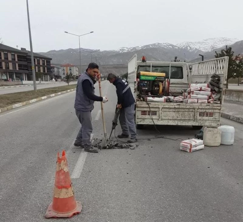 Kanalizasyon baca kapakları yenileniyor
