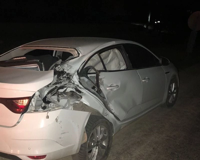 Yük treni hemzemin geçitte otomobile çarptı
