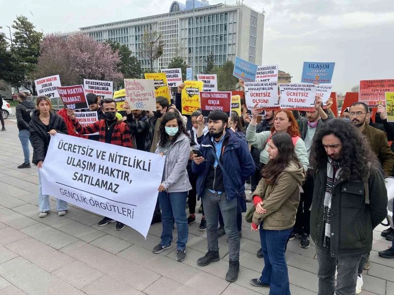 Üniversite öğrencileri, İBB önünde ulaşım zammını protesto etti
