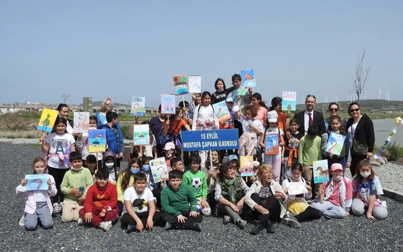 Atıklardan yapılan flamingolarla Alaçatı Sulak Alan’a dikkat çektiler
