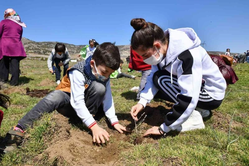Öğrenciler lavantaları toprakla buluşturdu
