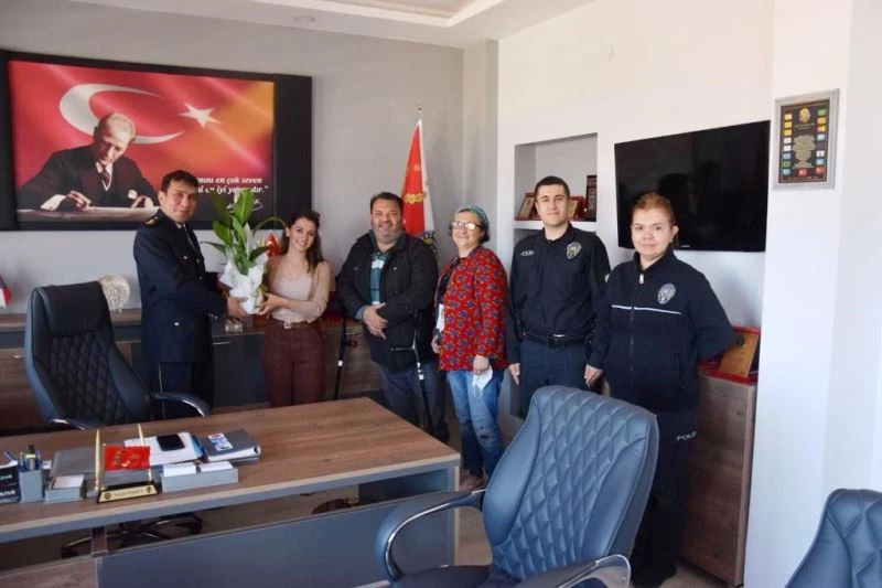 Ayvalıklı gazetecilerden Emniyet Müdürlüğü’ne çiçekli jest
