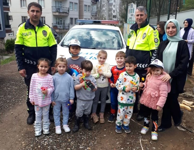 Polis ekipleri, kreşteki çocuklara görevlerini anlattı
