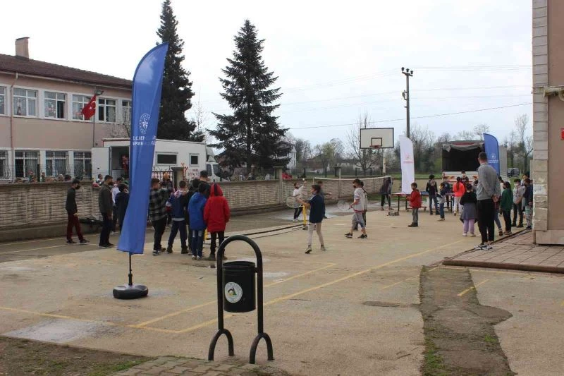 Romanlar Günü’nde okulun duvarlarını boyadılar
