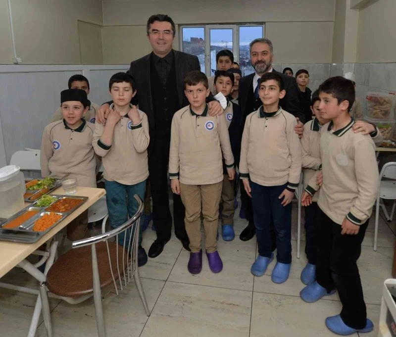 Vali Memiş genç hafızlarla iftarda buluştu
