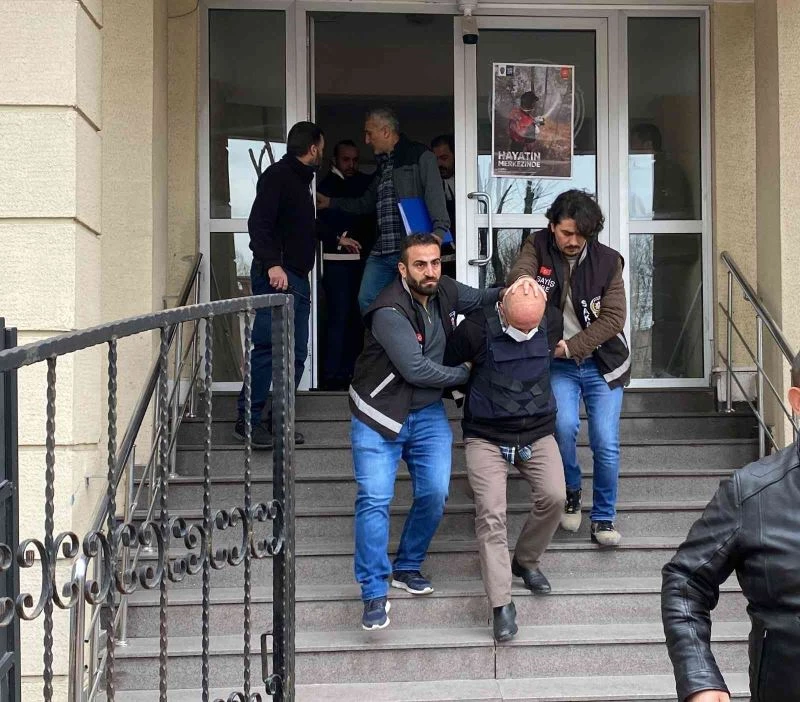Aile katliamı yapmıştı, saklanmaya çalıştığı şahısla adliyeye sevk edildi
