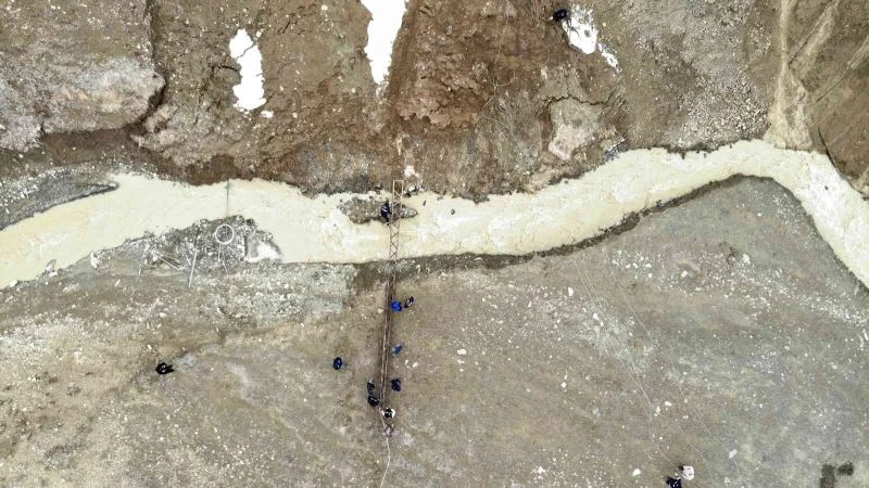 Muş’ta yağış ve fırtınanın etkisiyle elektrik direği devrildi
