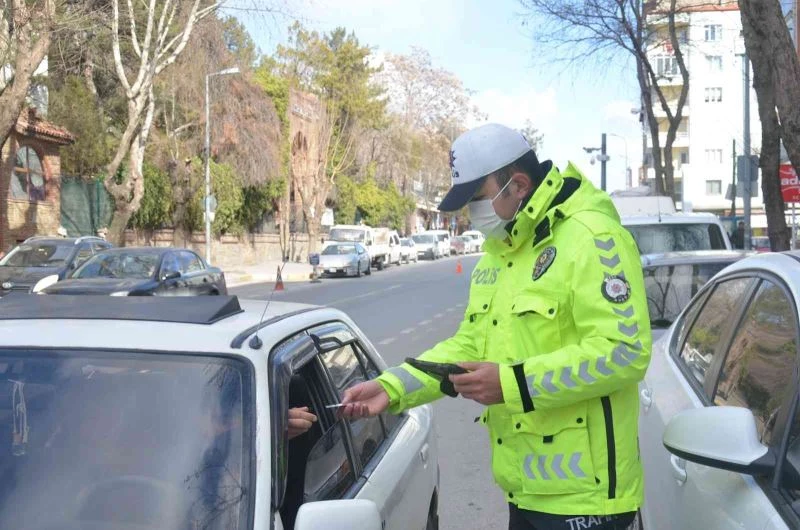 Uşak’ta 2 bin 605 araç sürücüsüne para cezası kesildi

