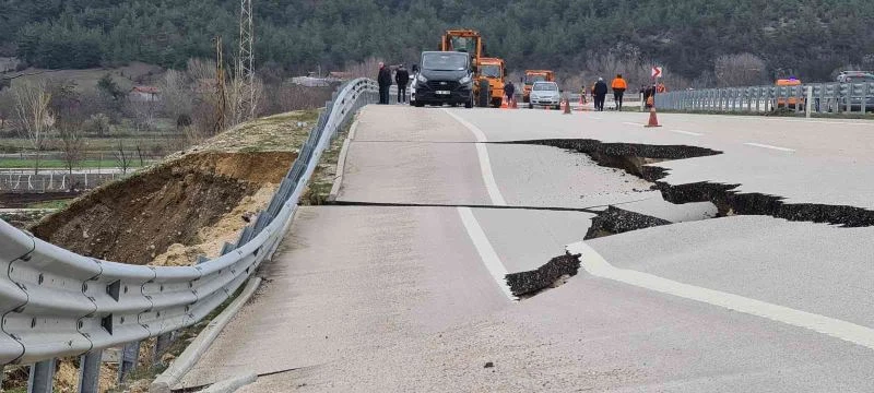 Yoğun sağanak ve kar suları heyelana sebep oldu: Karabük-Kastamonu karayolu çöktü
