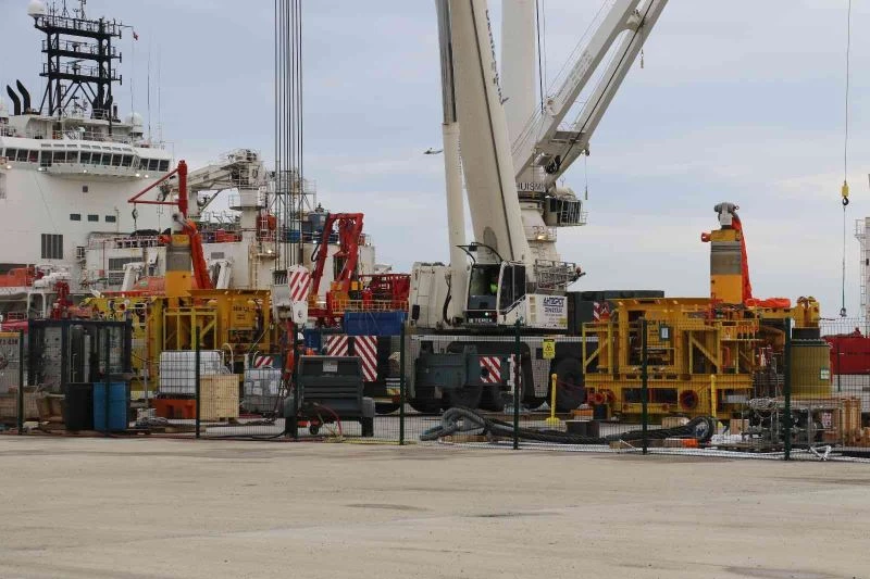 Karadeniz gazını üretim haznesine iletecek kuyubaşı vanaları görevleri için hazırlanıyor

