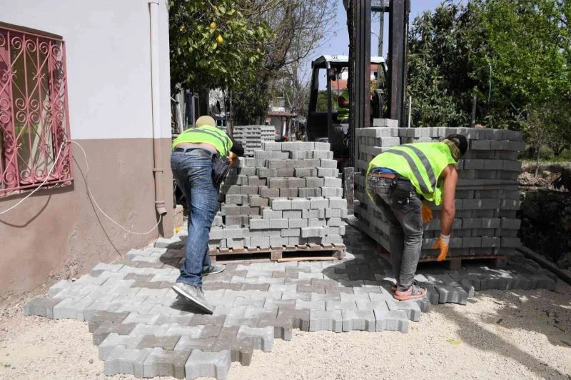Konyaaltı’nda iş makinalarının giremediği sokaklara parke taşı
