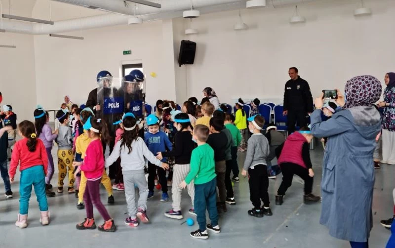 Minik öğrencilere polislik mesleği tanıtıldı
