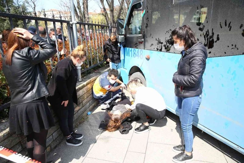 Kadıköy’de feci kaza: Kaldırıma çıkan minibüs iki işçiyi ezdi
