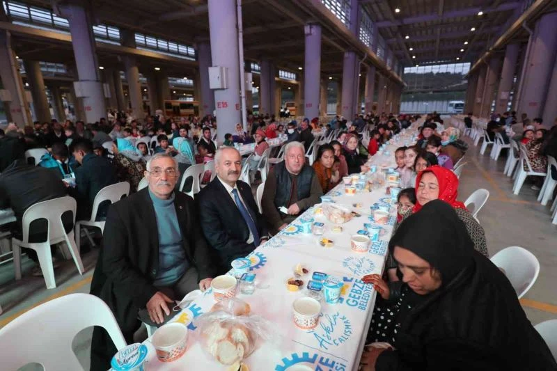 Başkan Büyükgöz, Roman vatandaşlarla iftar yemeğinde bir araya geldi
