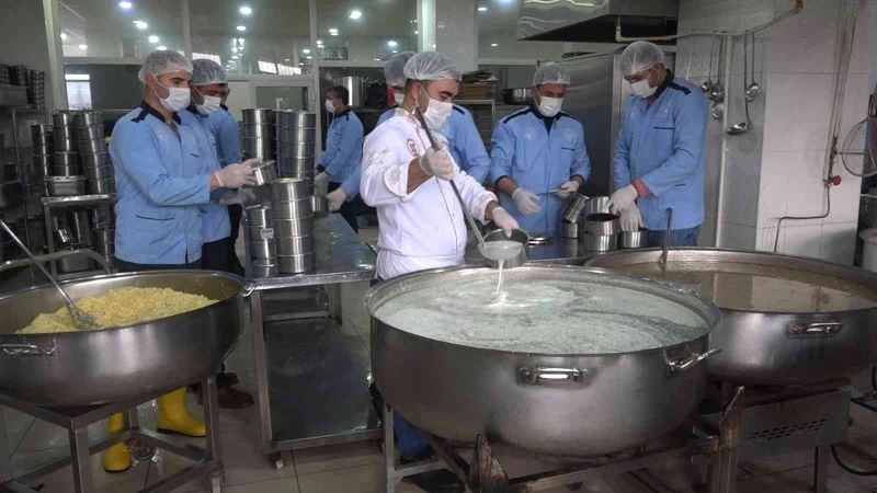 Erciş aşevinden Ramazan’da ihtiyaç sahibi ailelere 3 çeşit yemek
