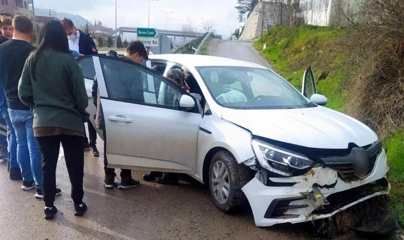Samsun’da otomobil toprak duvara çaptı: 4 yaralı
