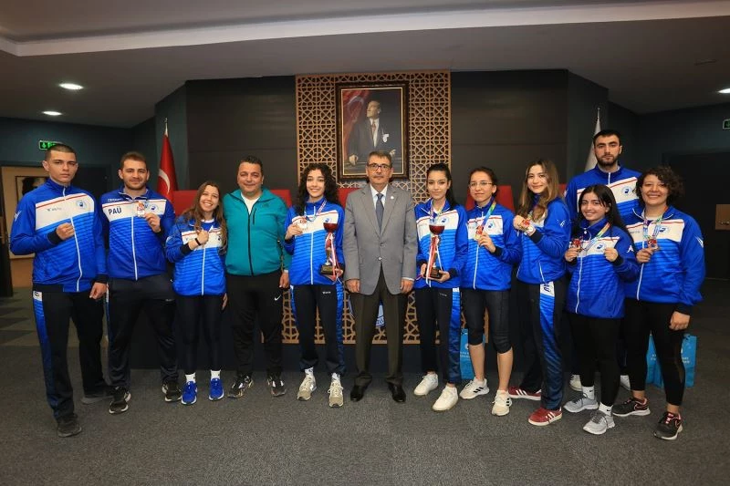 Rektör Kutluhan madalyalı sporcuları tebrik etti

