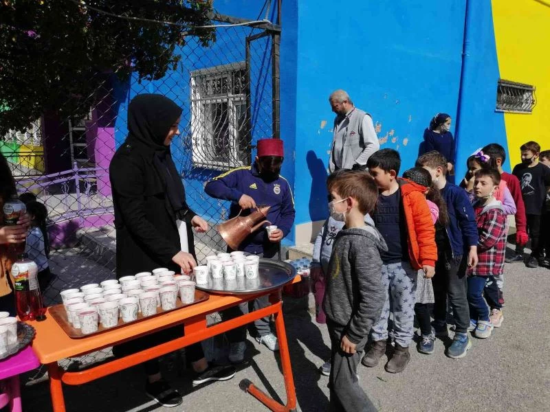 Okulda öğrencilere eski Ramazan geleneklerini yaşattılar
