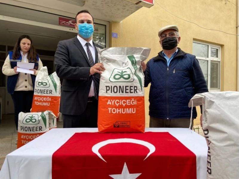 Çiftçileri 3 bin dekar alanda ekimi yapılabilecek ayçiçeği tohumu dağıtıldı
