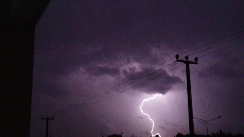 Geceyi aydınlatan şimşekler görsel şölen oluşturdu
