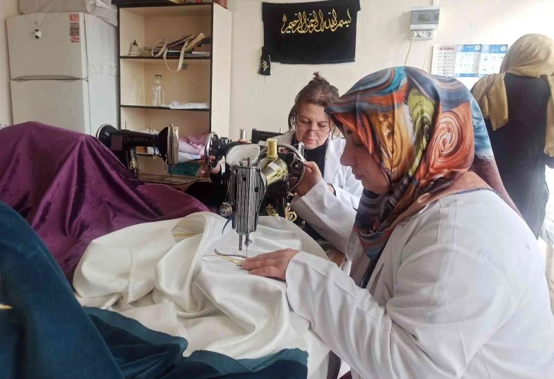 Hem sanat öğreniyor, hem aile ekonomilerine katkı sağlıyorlar
