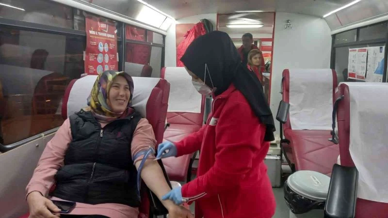 Camii cemaati Teravih sonrası kan verdi
