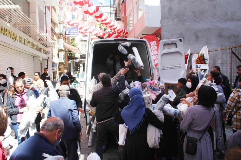 Tekirdağ’da indirim izdihamı: Birbirleriyle yarıştılar
