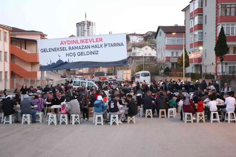 Pandemi sonrası geleneksel mahalle iftarı Aydınlıkevler’de gerçekleşti
